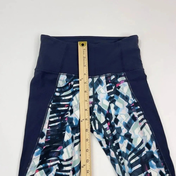 Athlete Distortion Salutation 7/8 Legging - Picture 8 of 10